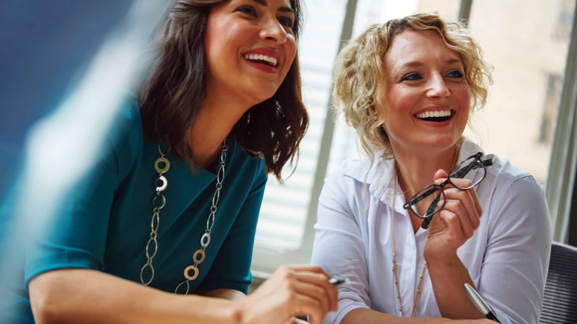 Une coach et sa cliente souriante